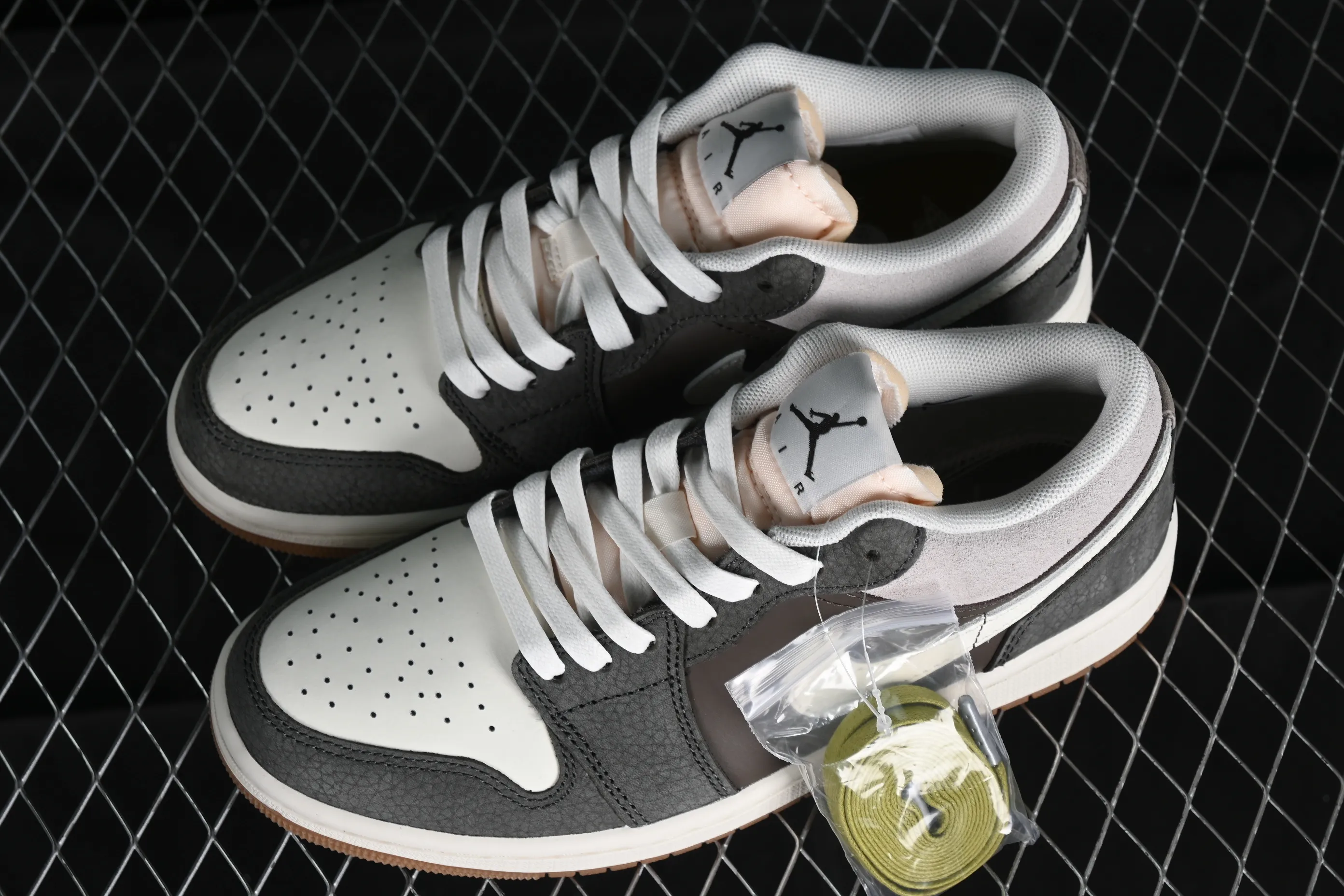 All categories Air Jordan Jordan series basketball shoes Air Jordan 1 Low G version pure original Air Jordan 1 Low "Snkrs Day" AJ1 Joe 1 Magpie gray toe low-top cultural casual sneakers FD0399-004